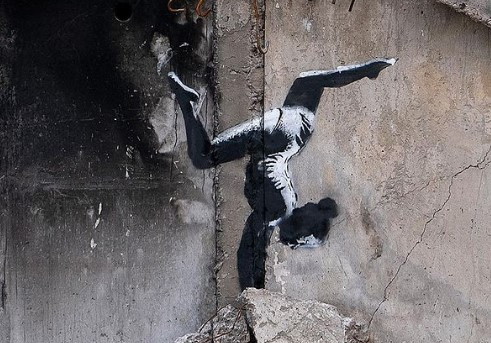 Ουκρανία: Τοιχογραφία του Bansky στα βομβαρδισμένα χαλάσματα