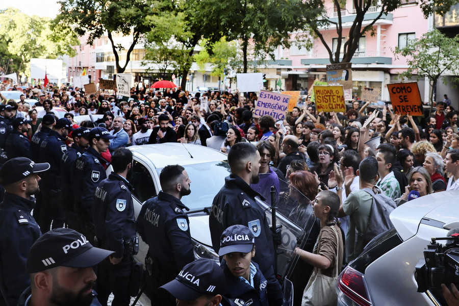 Λισαβόνα: Διαδηλωτές για το κλίμα εισέβαλαν σε κτίριο που μιλούσε ο υπουργός Οικονομικών