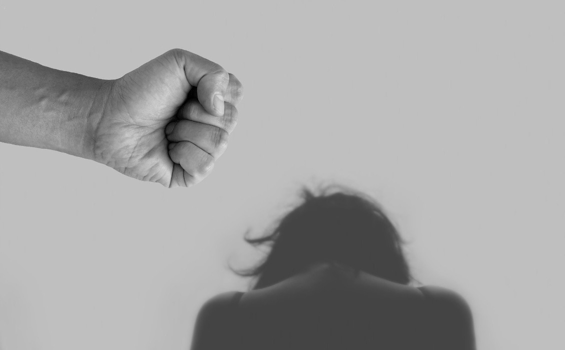 Panic button: Πώς θα λειτουργεί η νέα εφαρμογή για τα θύματα ενδοοικογενειακής βίας