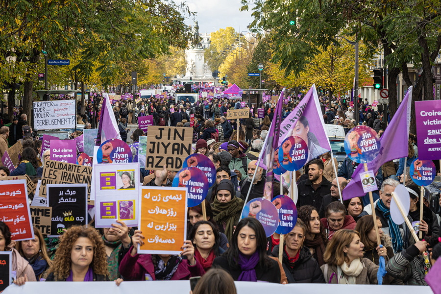 Γαλλία: Μαζικές διαδηλώσεις κατά της βίας εναντίον των γυναικών και των δυσλειτουργιών της δικαιοσύνης