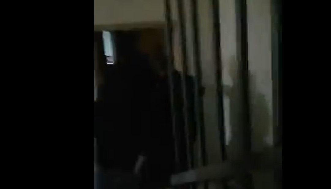Βίντεο ντοκουμέντο: Η στιγμή που αστυνομικοί και κλητήρας σπάνε την πόρτα της Ιωάννας Κολοβού