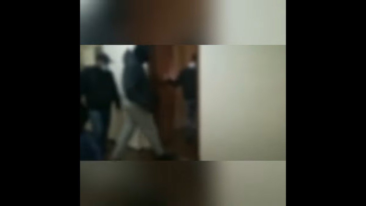 Εισβολή Ρουβίκωνα στα γραφεία του δικαστικού επιμελητή που έκανε έξωση στην Ιωάννα Κολοβού [Βίντεο]