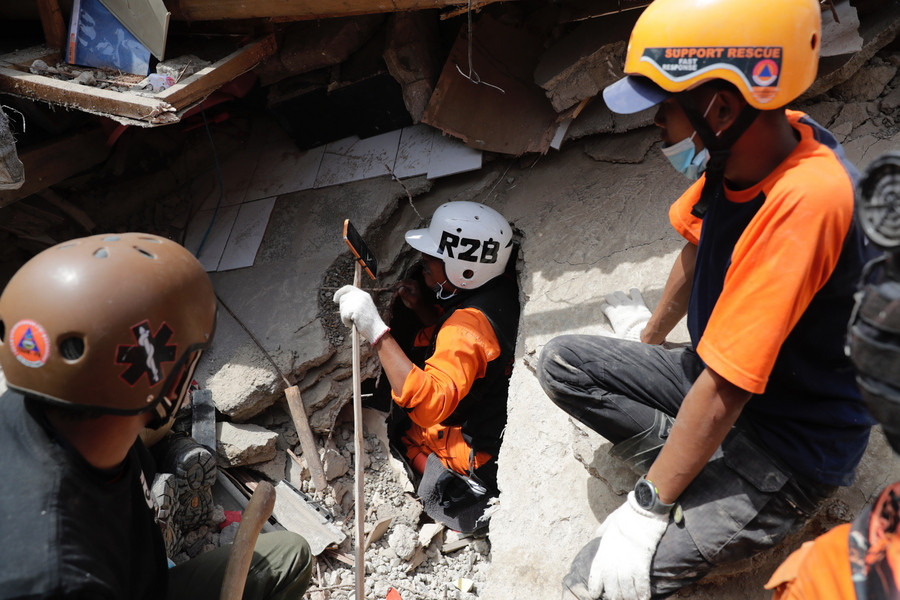 Ινδονησία: 6χρονο αγόρι ανασύρεται ζωντανό από τα συντρίμμια 2 ημέρες μετά τον σεισμό [Βίντεο]