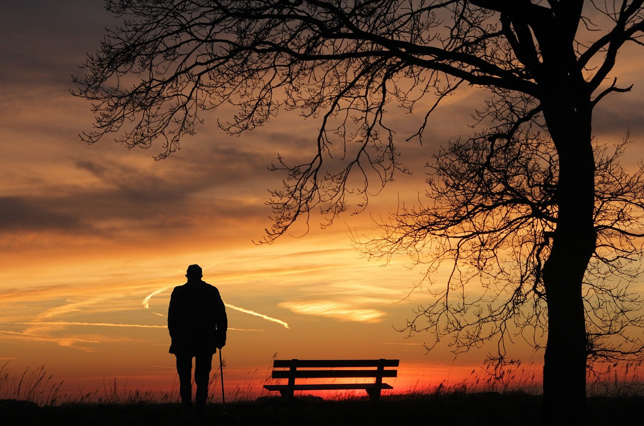 Πως να προστατευτείτε από τη μοναξιά μετά τα 50