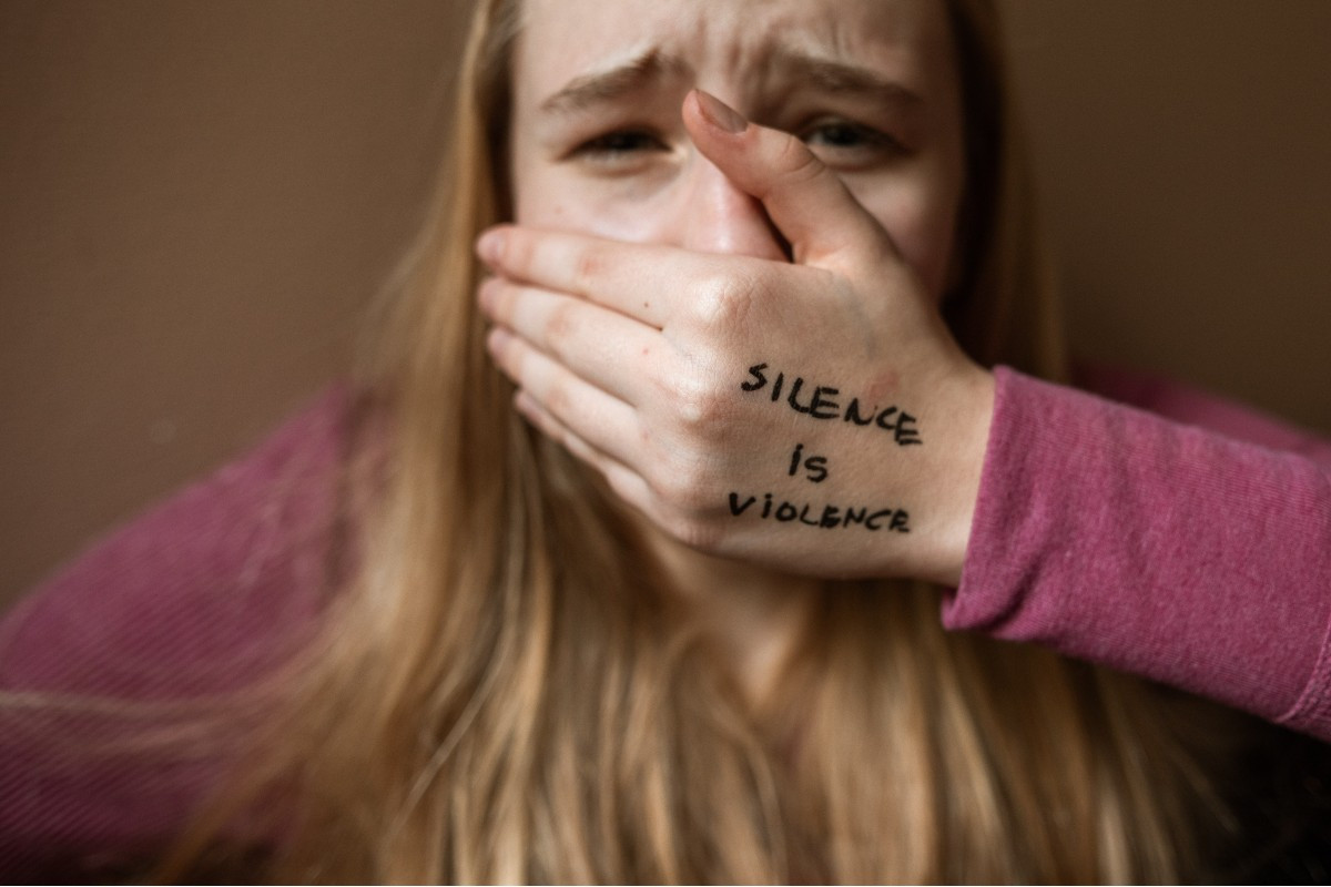 «Όχι άλλη σιωπή»: Παγκοσμία Ημέρα για την Εξάλειψη της Βίας κατά των Γυναικών