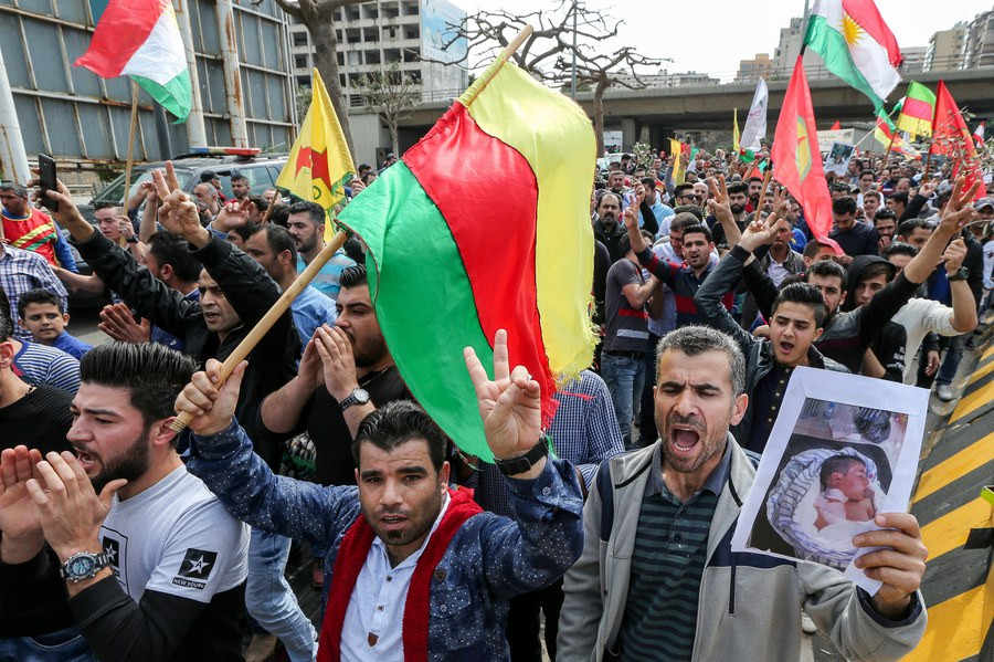 Μαζικές διαδηλώσεις από τους Κούρδους κατά των τουρκικών βομβαρδισμών στο Καμισλί της Συρίας