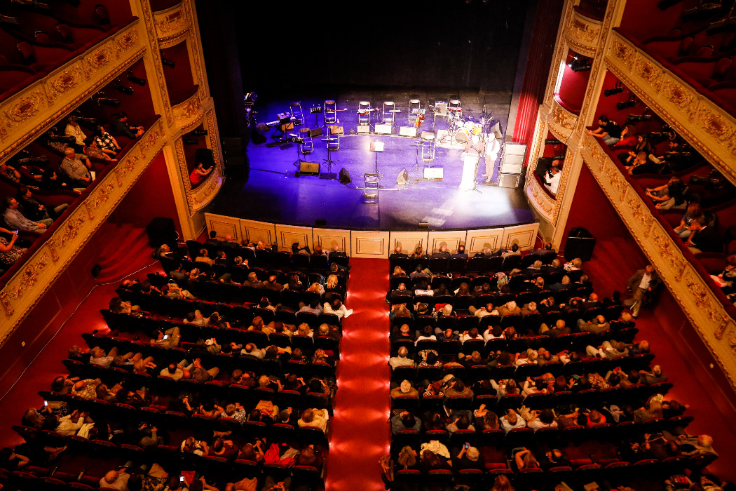 Κατάρρευση σκηνής στο Δημοτικό Θέατρο Πειραιά: «Ποιος ανέβασε παιδιά σε αυτήν την άθλια, χωρίς άδεια, κατασκευή;»