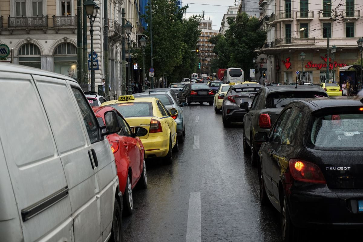 Κίνηση στην Αττική: Δύσκολη η κατάσταση στους δρόμους – Συμφόρηση στη Βουλιαγμένης λόγω τροχαίου