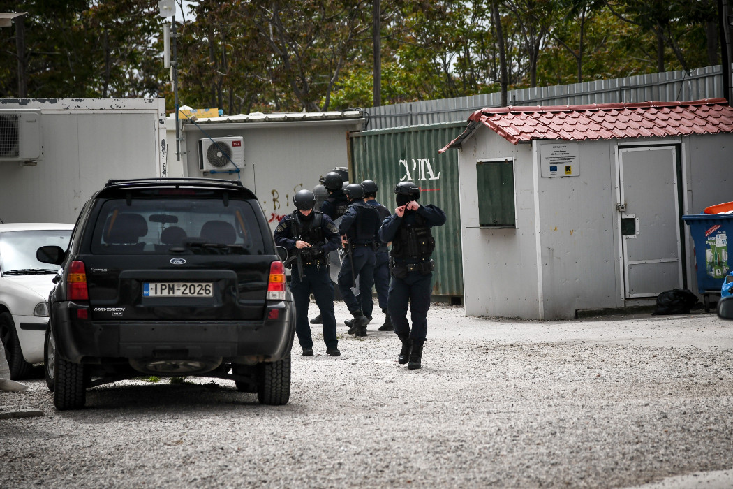 Αστυνομική επιχείρηση για την εκκένωση της δομής του Ελαιώνα – Τουλάχιστον 8 συλλήψεις μεταναστών