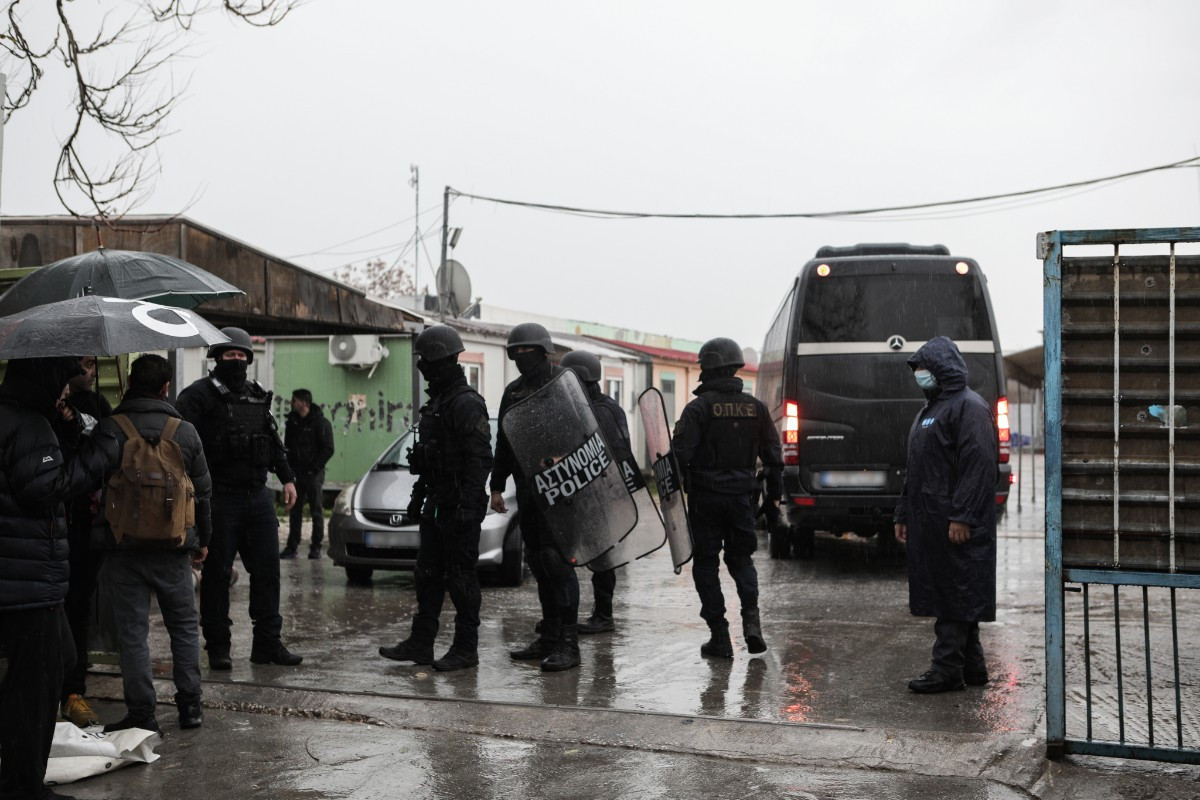 Εκκένωση δομής Ελαιώνα: Συλλήψεις μεταναστών και πανηγυρισμοί Μηταράκη