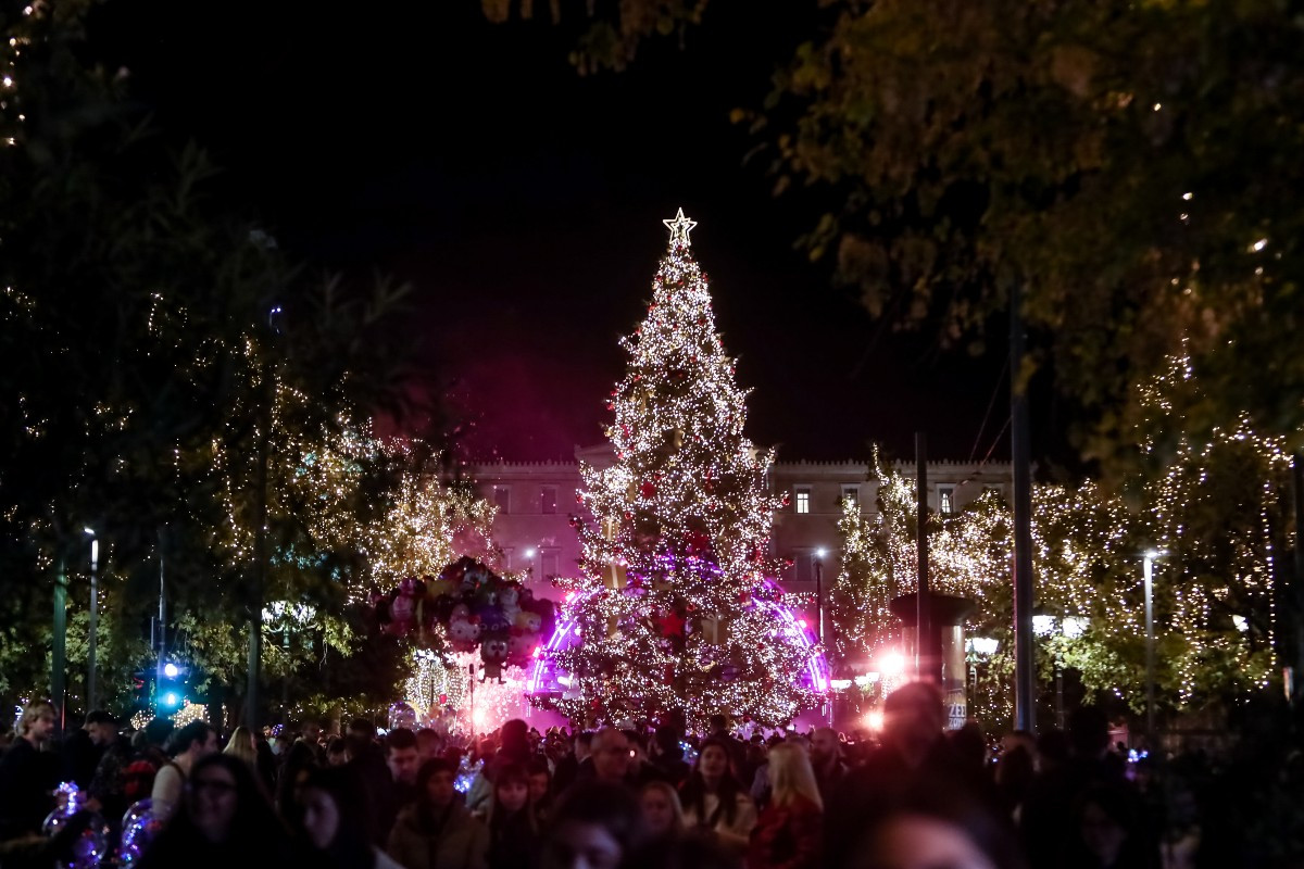 Φωταγωγήθηκε το Χριστουγεννιάτικο δέντρο στην πλάτεια Συντάγματος [Βίντεο]