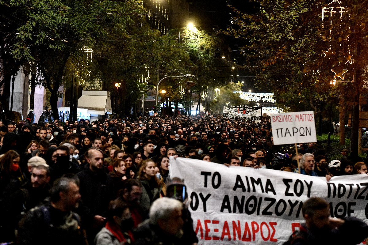 Χιλιάδες στο δρόμο για τη μνήμη του Αλέξη Γρηγορόπουλου – Επεισόδια μετά τις πορείες σε Αθήνα και Θεσσαλονίκη [Φωτογραφίες