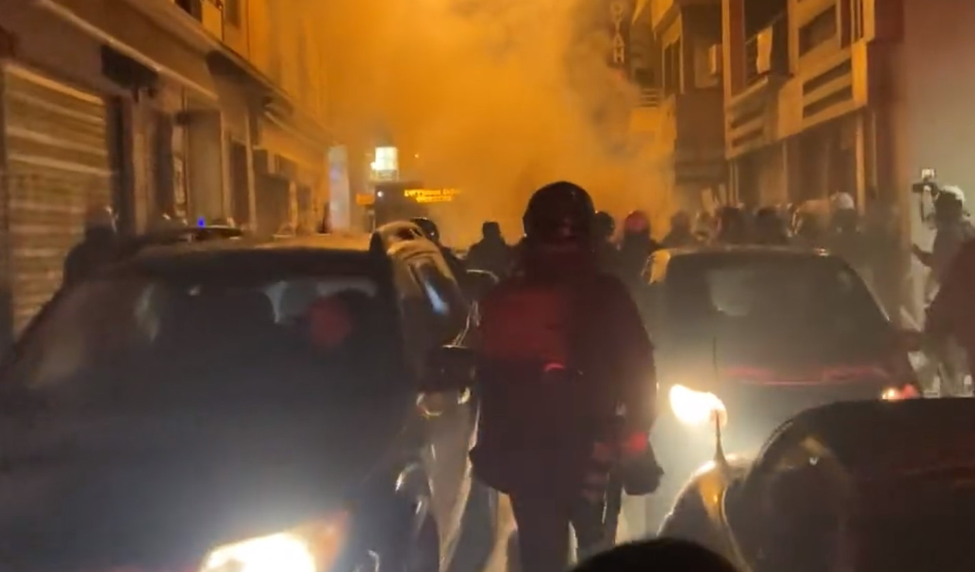 Καπνοί και χημικά από τα ΜΑΤ σε μποτιλιαρισμένο δρόμο της Αθήνας [Βίντεο]