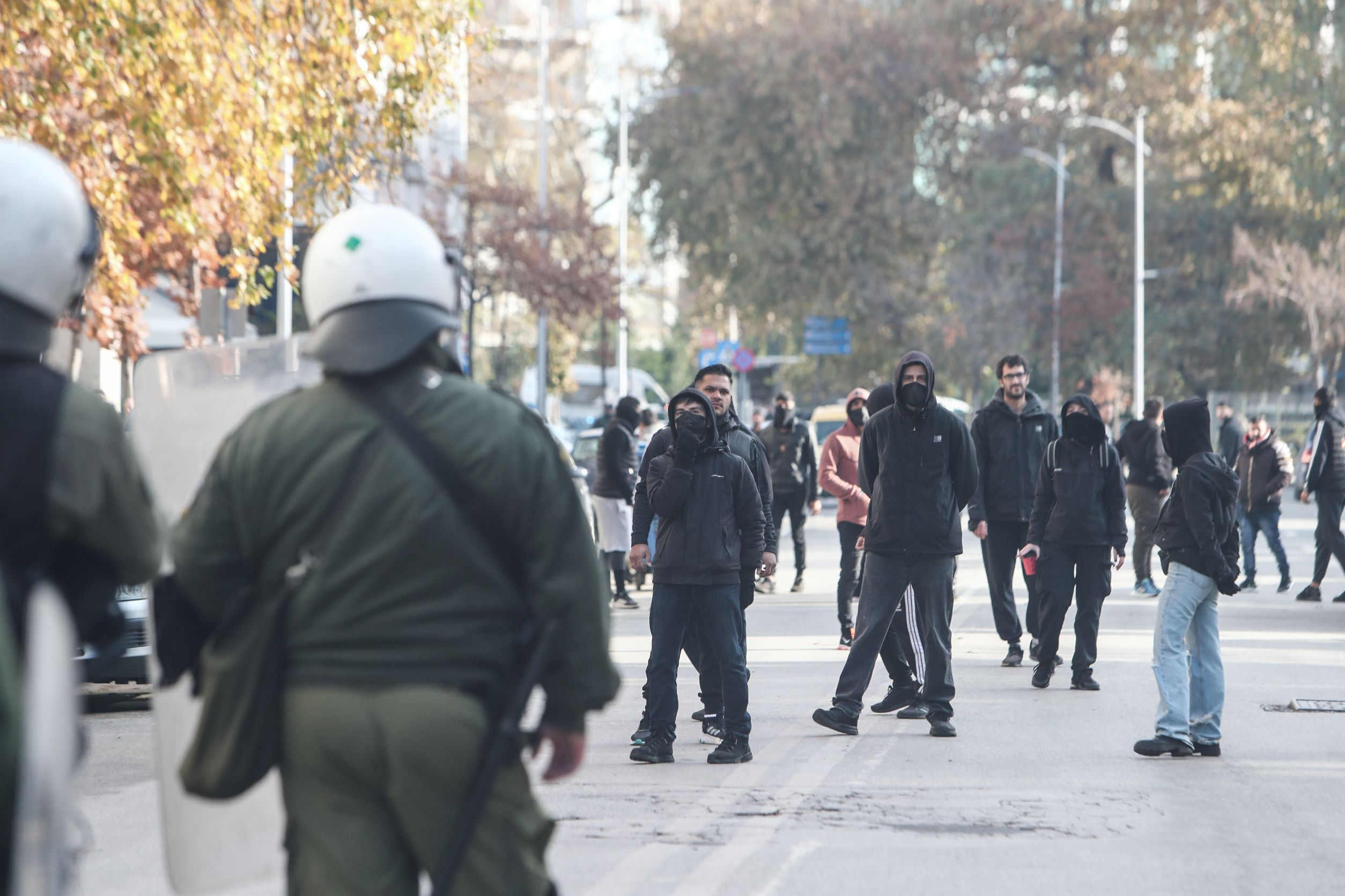 Πυροβολισμός 16χρονου: Επεισοδιακές διαμαρτυρίες Ρομά σε Θεσσαλονίκη και Αθήνα