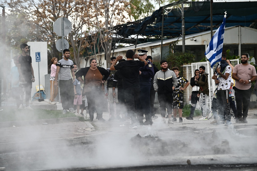 Πυροβολισμός 16χρονου από αστυνομικό: Σοβαρά επεισόδια σε Αθήνα, Θεσσαλονίκη – Εκκλήσεις για αποκλιμάκωση της έντασης [Βίντεο]