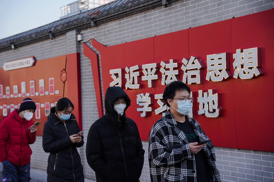 Κίνα: Αλλαγή της πολιτικής «μηδενικών κρουσμάτων» μετά την ατνίδραση των πολιτών – Χαλαρώνουν τα μέτρα