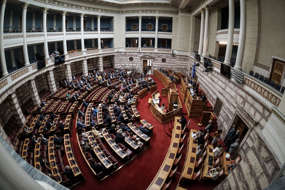 Βουλή: Η σκληρή μάχη για το νομοσχέδιο για τις παρακολουθήσεις [Live]