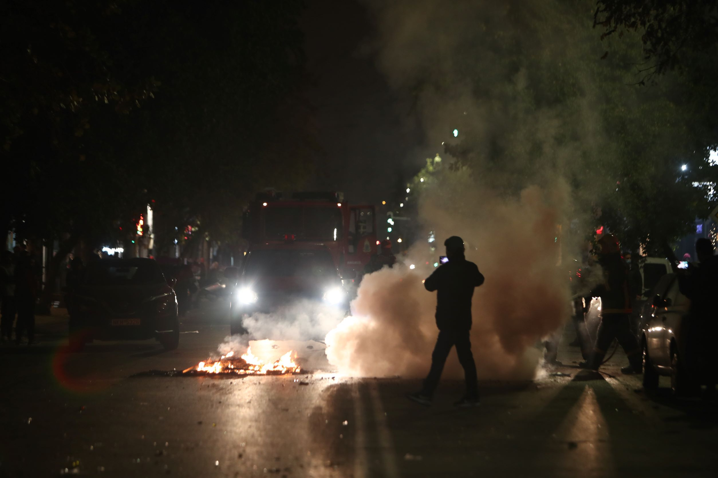 Πυροβολισμός 16χρονου: Διαδηλωτές απέκλεισαν την Αθηνών – Κορίνθου, δεν λειτουργεί ο προαστιακός στο ύψος του Ασπρόπυργου