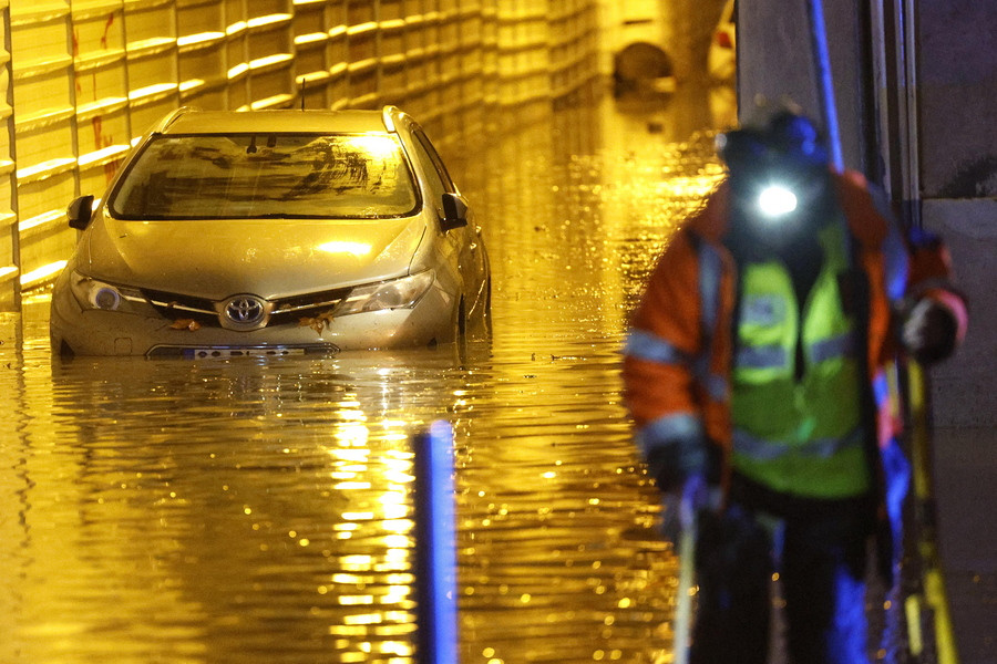 Πορτογαλία: Πλημμύρες από καταιγίδες στη Λισαβόνα – Μία γυναίκα νεκρή