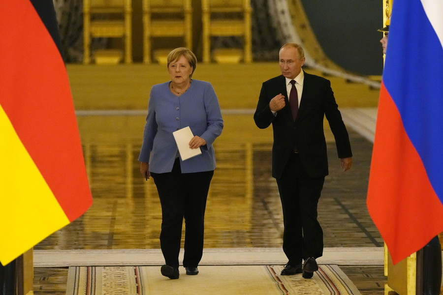 Πούτιν για παραδοχές Μέρκελ: «Αργήσαμε με την Ουκρανία»