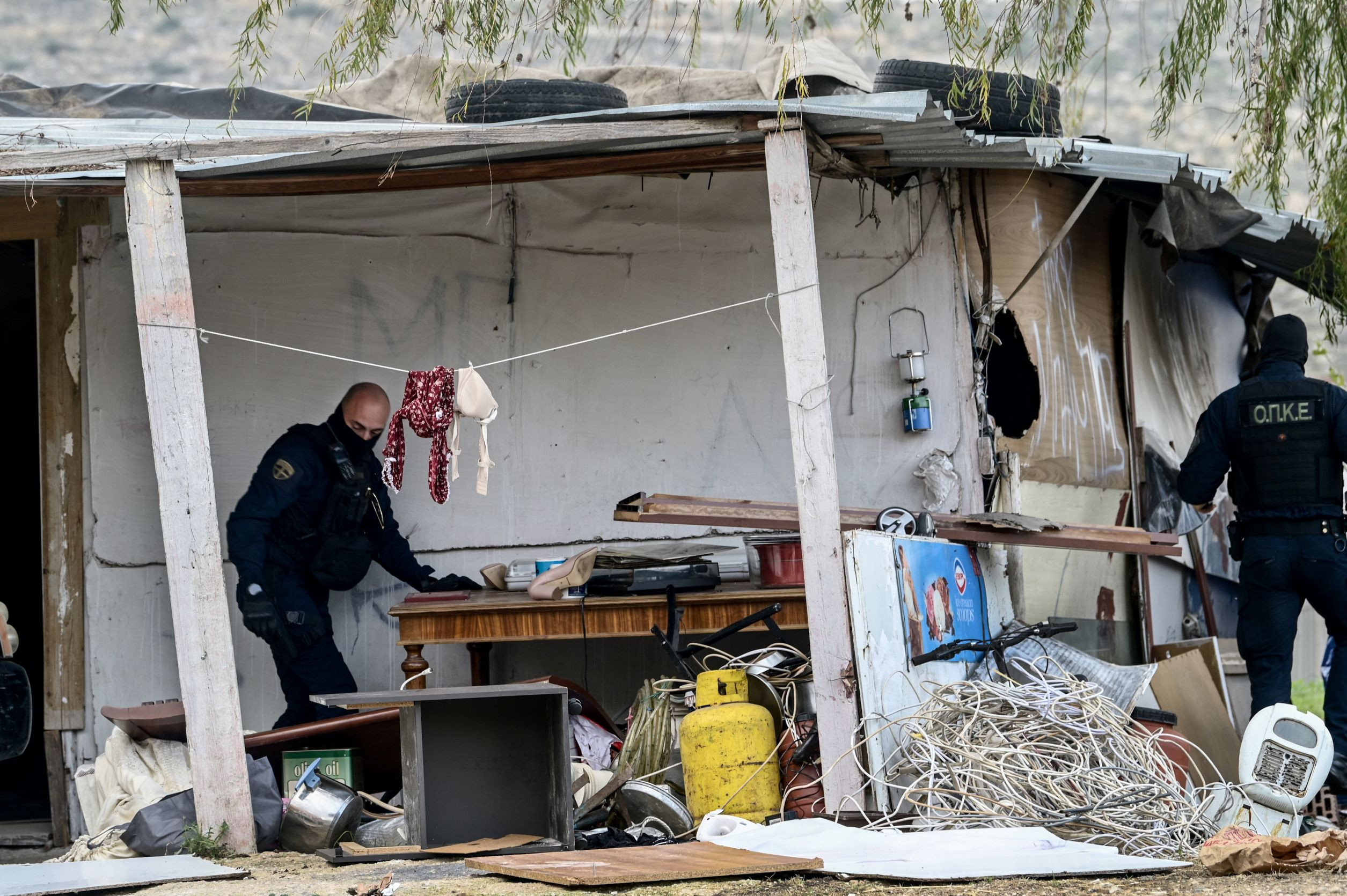 Δ. Αττική – Αστυνομικός κλοιός στους καταυλισμούς των Ρομά: Συλλήψεις, προσαγωγές, έφοδοι σε σπίτια