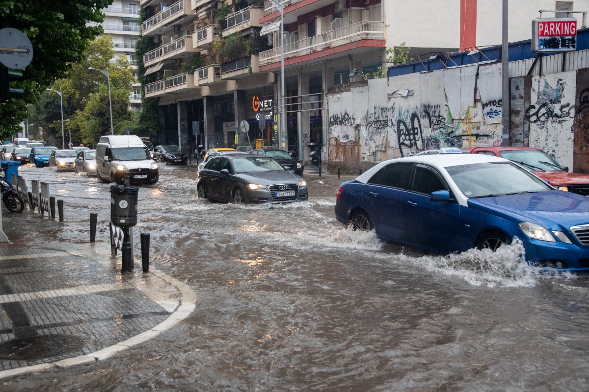 Καιρός: Διήμερο με ισχυρές καταιγίδες – Προειδοποίηση για έντονα φαινόμενα [Live]