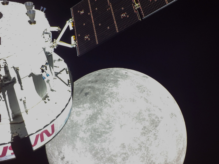 Το διαστημόπλοιο Orion της Nasa επέστρεψε στη Γη μετά το ταξίδι του γύρω από τη Σελήνη