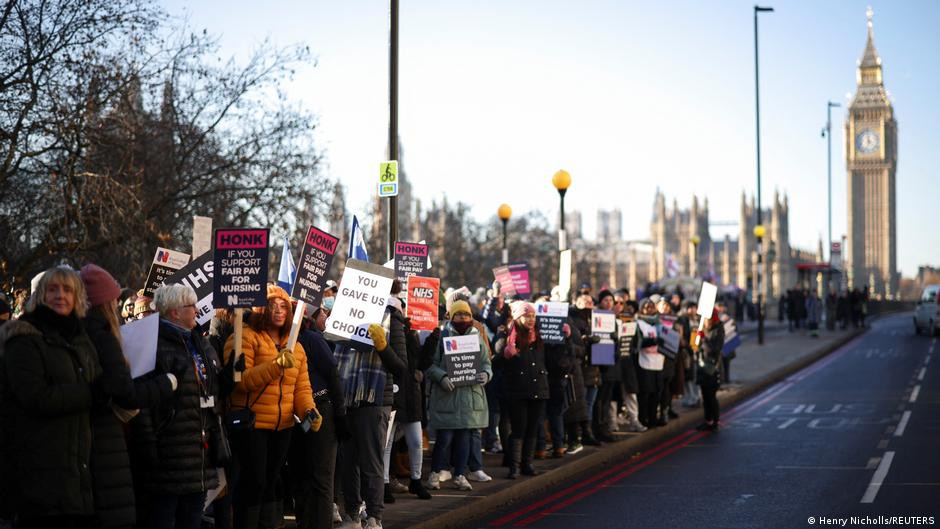 Πρωτοφανές κύμα απεργιών στη Βρετανία: Και οι εργαζόμενοι της Amazon σε απεργία;