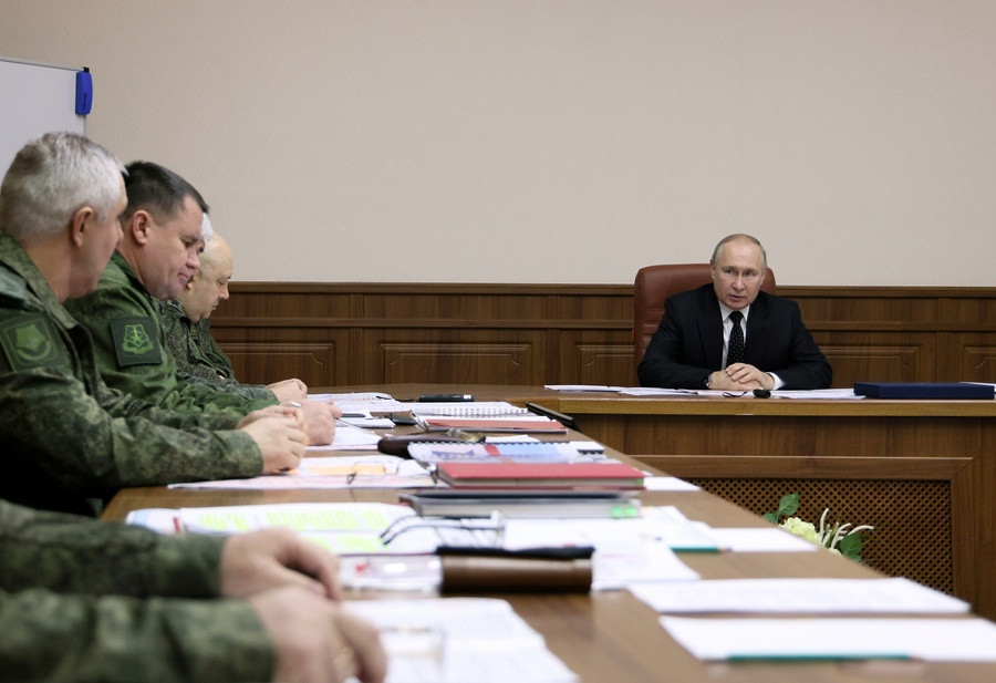 Με τους διοικητές της «ειδικής στρατιωτικής επιχείρησης» στην Ουκρανία ο Πούτιν