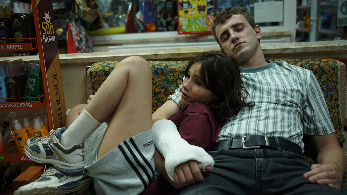 «Aftersun»: Το σκηνοθετικό ντεμπούτο της Σάρλοτ Γουέλς είναι απλά μία από τις καλύτερες ταινίες της χρονιάς