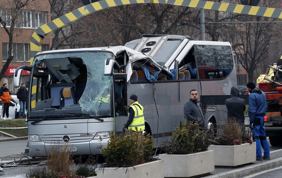 Συνεχίζονται οι έρευνες για το δυστύχημα στο Βουκουρέστι – Ένας νεκρός και 13 τραυματίες
