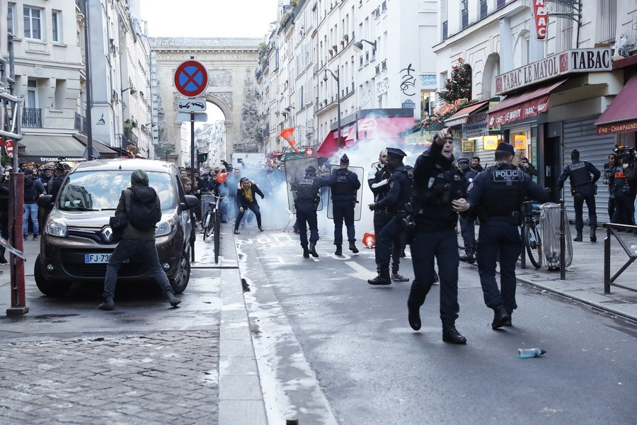 Επίθεση στο Παρίσι: Έρευνα για τα κίνητρα του δράστη – Τι λέει ο πατέρας του