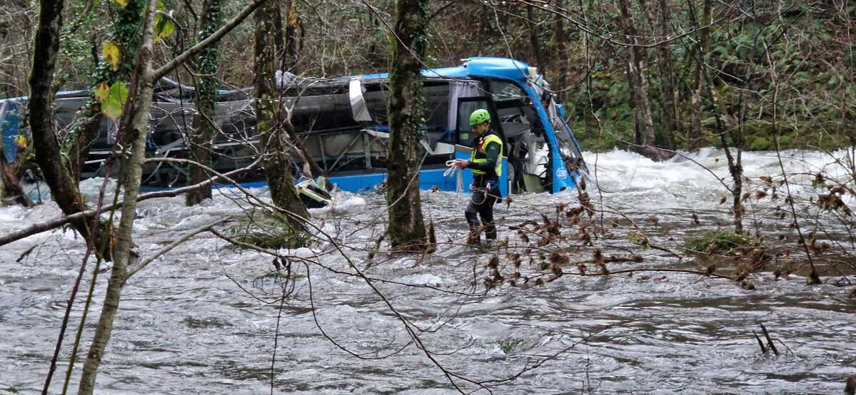Ισπανία: Στους πέντε οι νεκροί από την πτώση λεωφορείου σε ποταμό