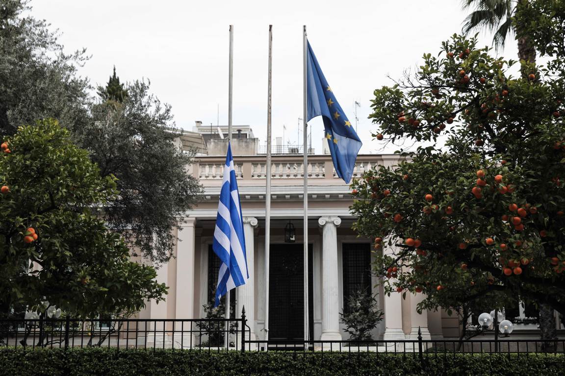 Η ‘Ομικρον φέρνει πολιτική αγωνία στο Μαξίμου