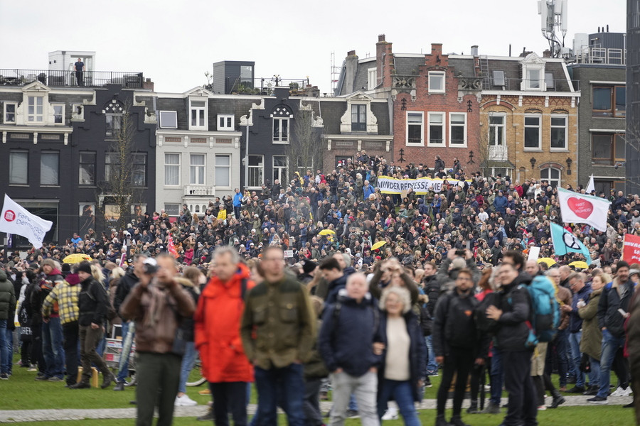 Συγκρούσεις αστυνομίας – διαδηλωτών στο Άμστερνταμ