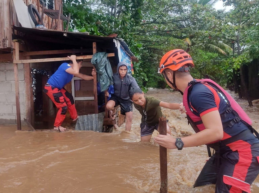 Δεκάδες νεκροί και αγνοούμενοι από τις πλημμύρες στις Φιλιππίνες