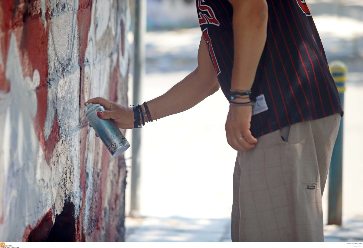 Επιχείρηση κατά των γκράφιτι στο κέντρο της πόλης από τον δήμο Αθηναίων