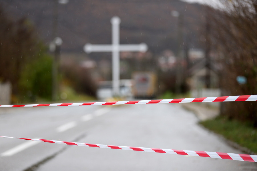 Κόσοβο: Οδοφράγματα στη συνοριακή διάβαση «Μέρνταρε» – Σημάδια υποχώρησης από την Πρίστινα