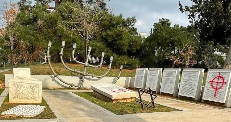 Βανδαλισμός του εβραϊκού μνημείου στο ΑΠΘ με ναζιστικά σύμβολα