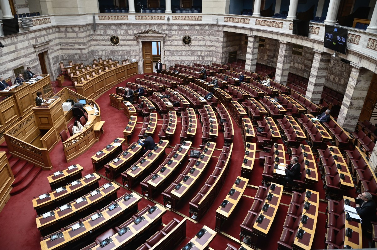 Εκλογές 2023: Μεγάλες ανακατατάξεις στις βουλευτικές έδρες – Ποιες περιφέρειες κερδίζουν και ποιες χάνουν