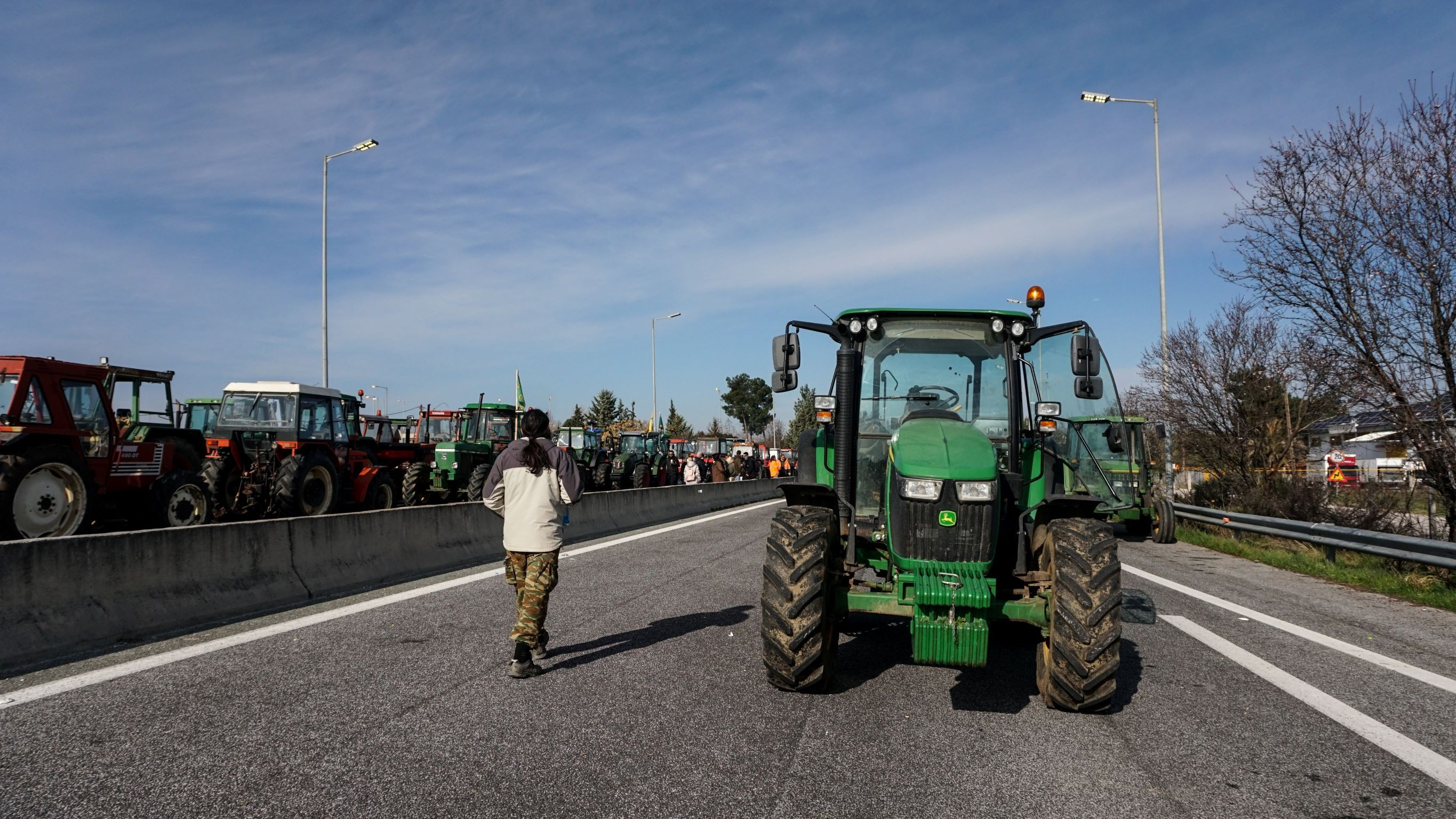 Οι αγρότες της Λάρισας βγάζουν τα τρακτέρ στους δρόμους
