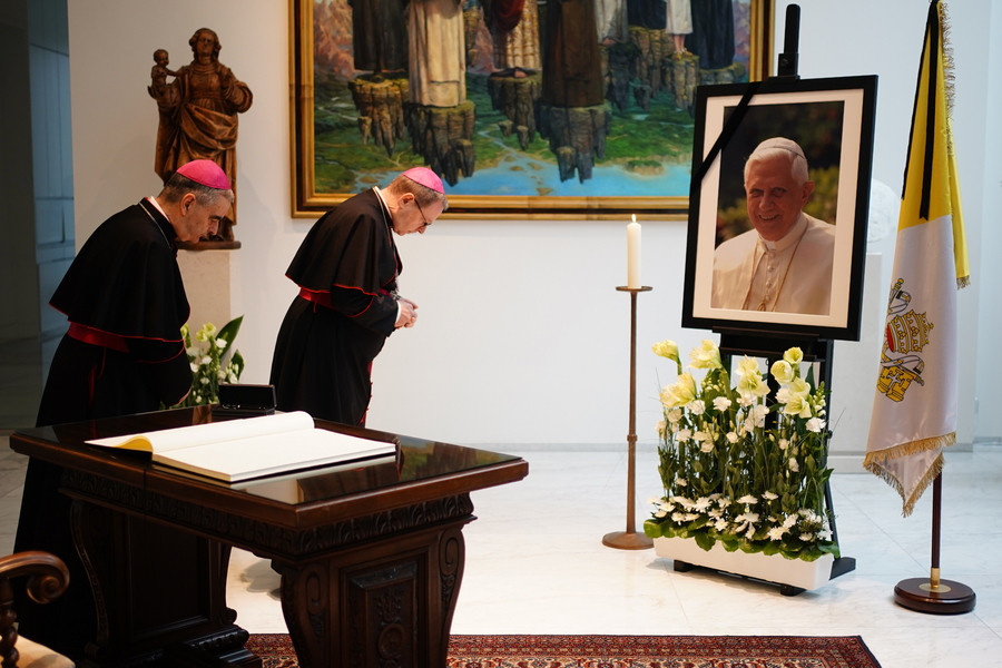 Πάπας Βενέδικτος: Η αμφιλεγόμενη κληρονομιά για τα αμέτρητα σκάνδαλα παιδεραστίας