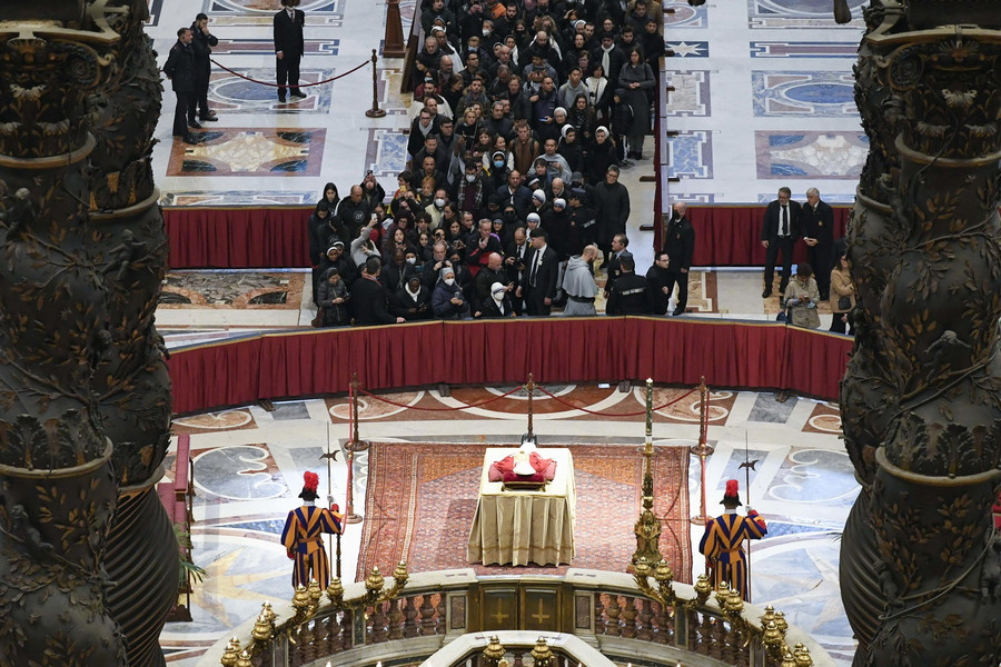 Η κηδεία του πάπα Βενέδικτου στην κατάμεστη πλατεία του Αγίου Πέτρου
