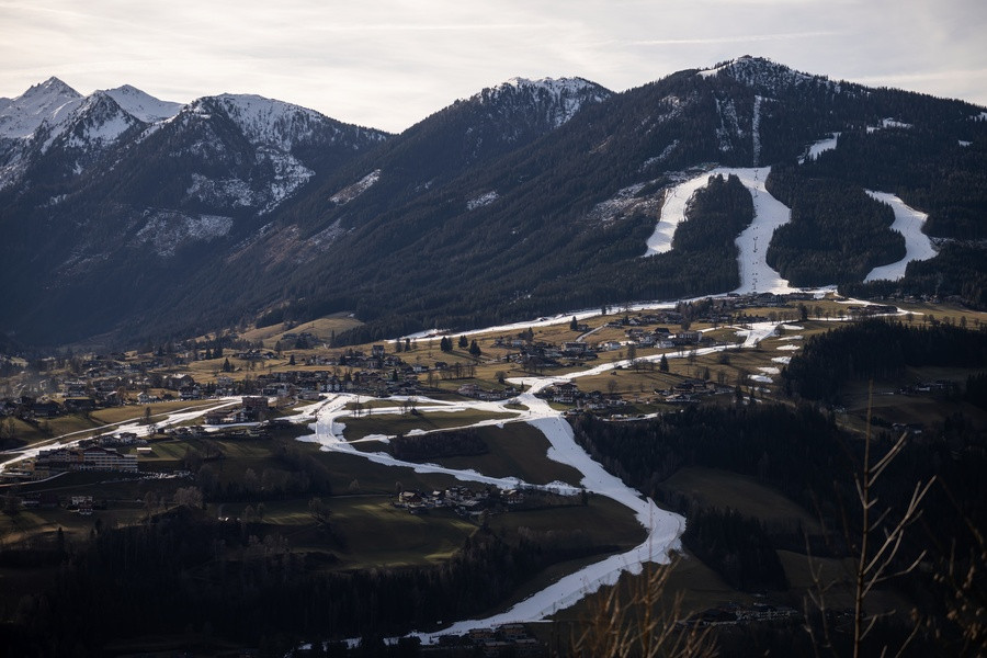 «Ανοιξιάτικες» οι Άλπεις στις αρχές Ιανουαρίου – Κλειστά πολλά χιονοδρομικά κέντρα λόγω έλλειψης χιονιού