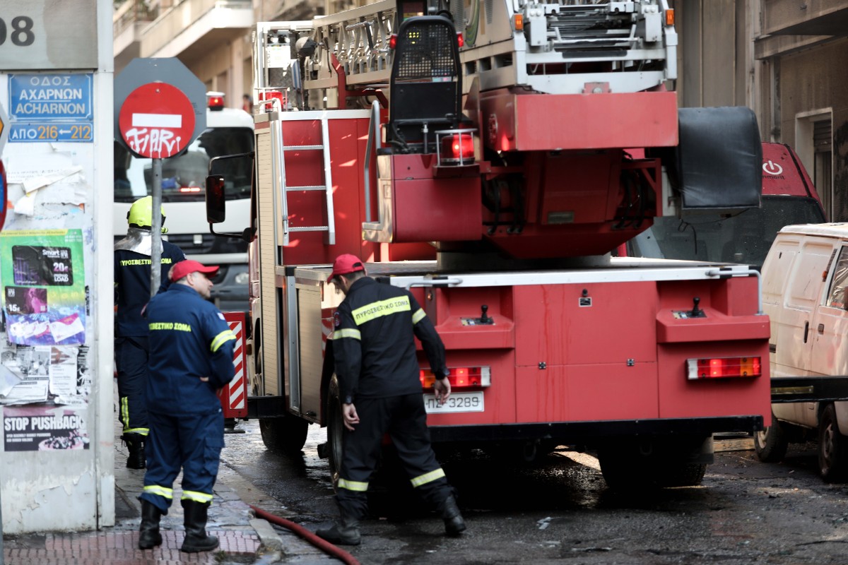 Πυρκαγιά σε εγκαταλελειμμένο κτήριο στην οδό Λιοσίων και διακοπή κυκλοφορίας