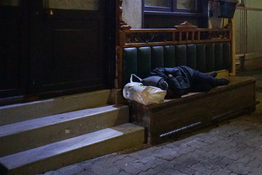 Θεσσαλονίκη: Άστεγος μαχαίρωσε άστεγο για λίγο φαγητό
