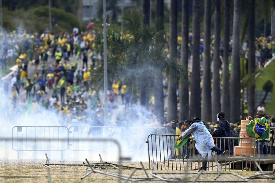 Βραζιλία: Σκηνές χάους από την εισβολή υποστηρικτών του Μπολσονάρο σε κυβερνητικά κτήρια [Βίντεο + Φωτο]