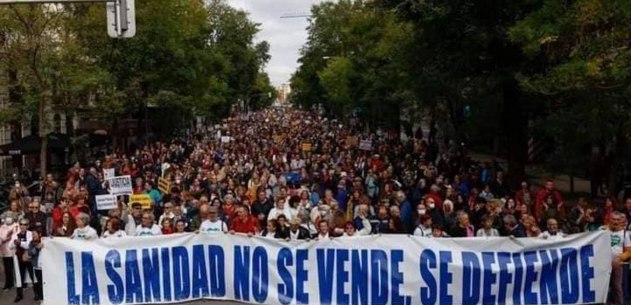 Δεκάδες χιλιάδες υγειονομικοί διαδήλωσαν στη Μαδρίτη