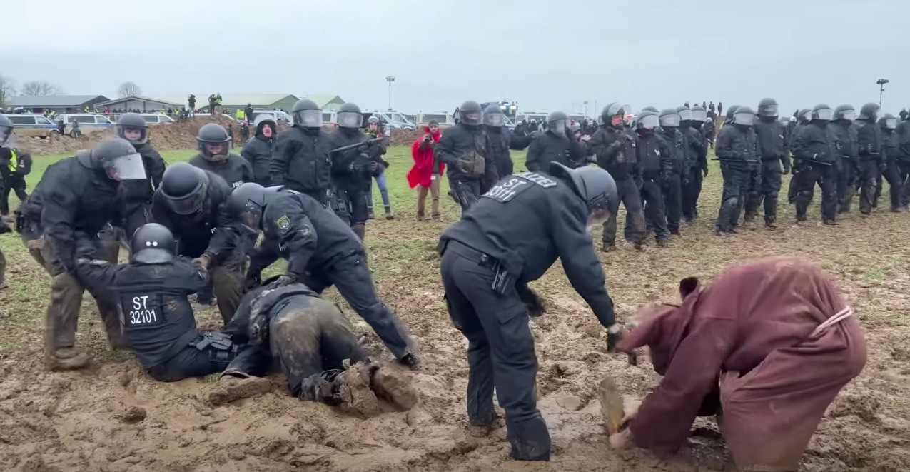Γερμανία: «Κόλλησαν στην λάσπη» τα σχέδια αστυνομικών για εξαναγκαστική εκκένωση χωριού [Βίντεο]