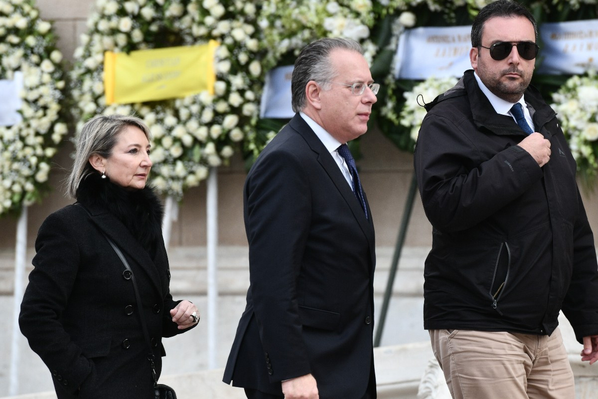 Ο Κουμουτσάκος πήγε στην κηδεία του Κ. Γλύξμπουργκ για να… απαντήσει στον ΣΥΡΙΖΑ